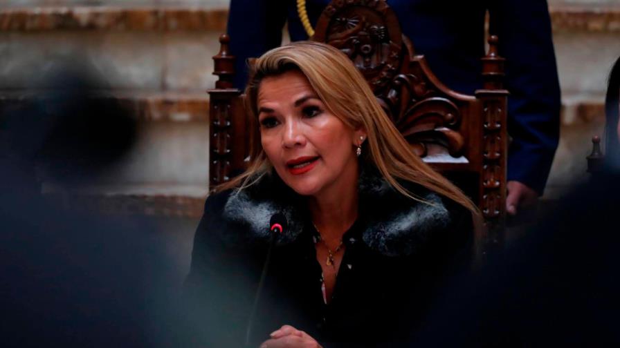 La presidenta interina de Bolivia hace los primeros ajustes en su Gobierno