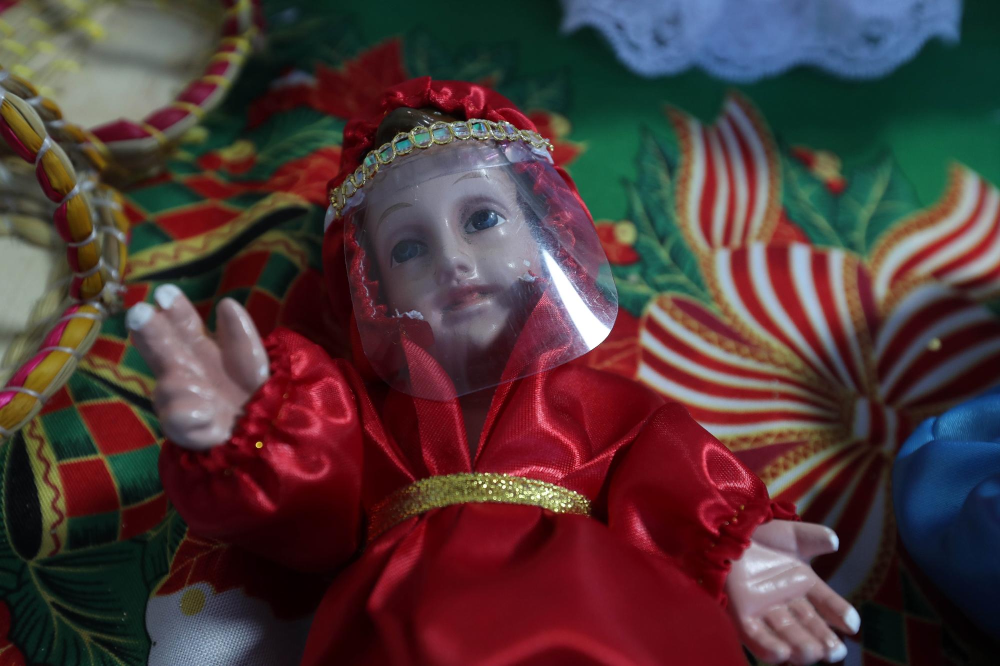 Fotografía de imágenes del niño Jesús en un puesto de la feria navideña, el 7 de diciembre de 2020, en La Paz (Bolivia). (EFE/ Martin Alipaz)