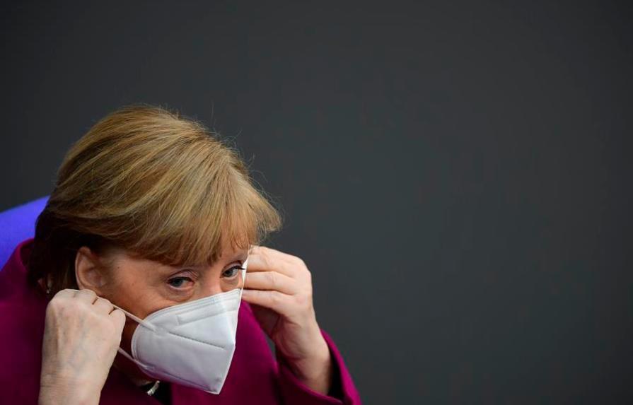 Merkel advierte de los riesgos de la pandemia pero ve luz al final del túnel