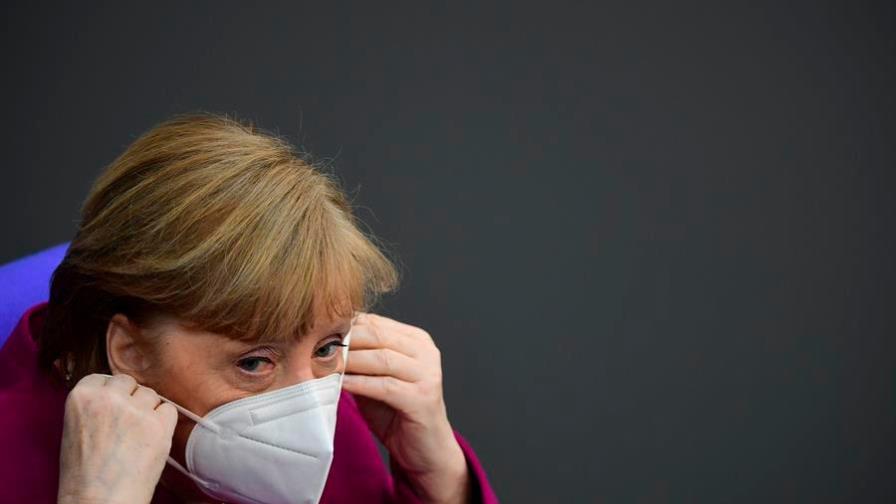 Merkel advierte de los riesgos de la pandemia pero ve luz al final del túnel