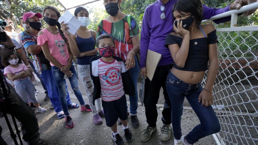 Venezolanos cruzan a Colombia por vacunas contra COVID-19