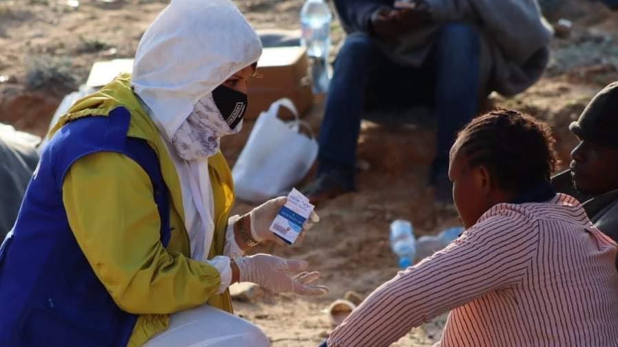 Mueren 74 migrantes al naufragar su barco en aguas de Libia