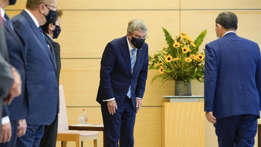 Bach visita a Suga, aumentan casos de COVID-19 en Tokio