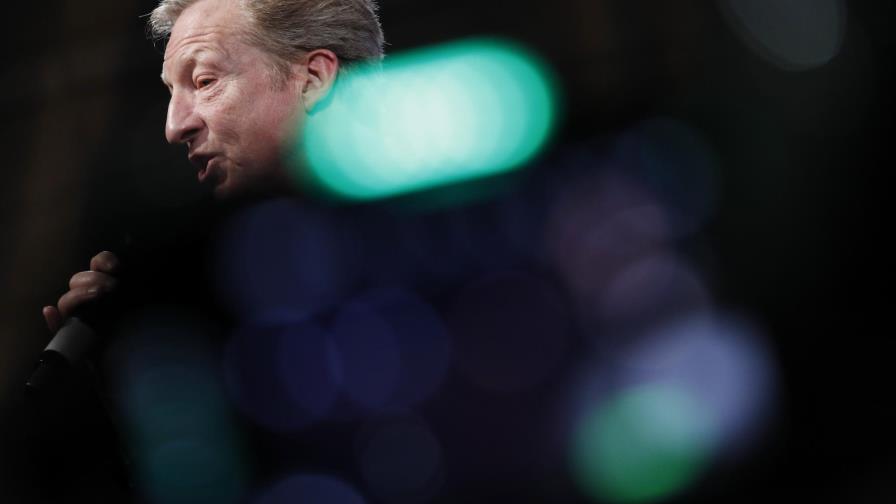 Demócratas Klobuchar y Steyer no saben nombre de AMLO