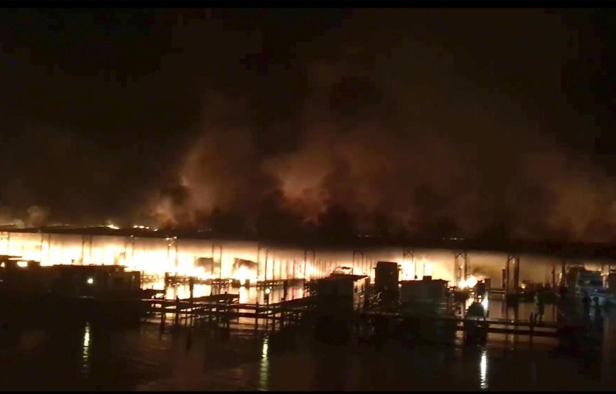 Incendio destruye embarcaciones en río de Alabama