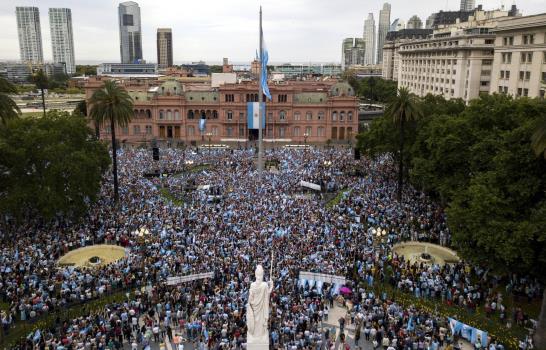 Multitudinaria concentración para despedir a Macri