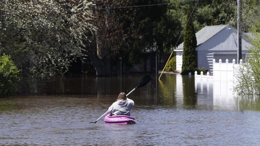 Inundaciones en Michigan desplazan a miles de personas