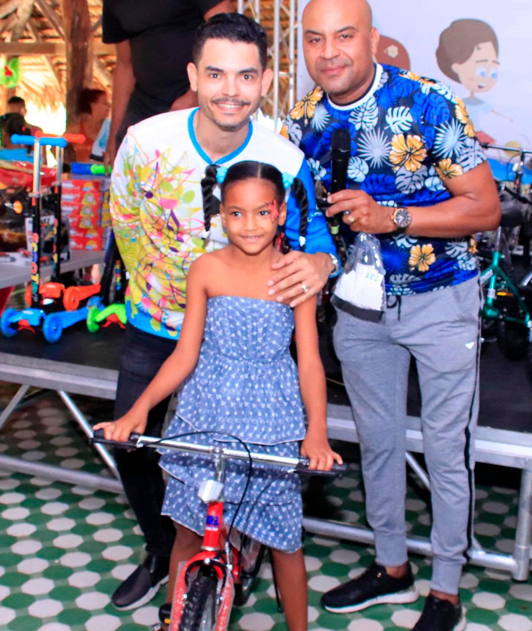 Camilo Then y Reynold Sosa entregando juguetes en Manzanillo. 