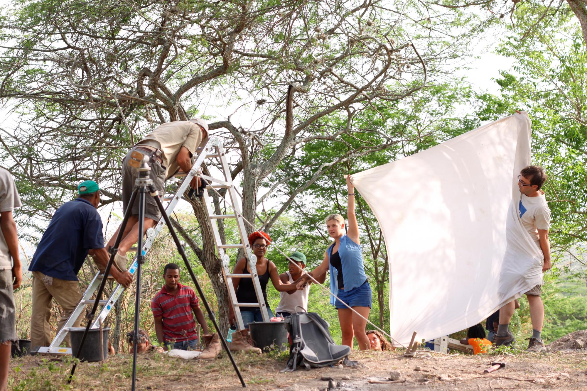 Los especialistas documentan el proceso de investigación arqueológica en uno de los puntos de Valverde, Mao.