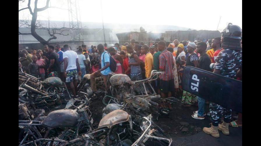Aumenta a 144 el balance de muertos por una explosión en Sierra Leona