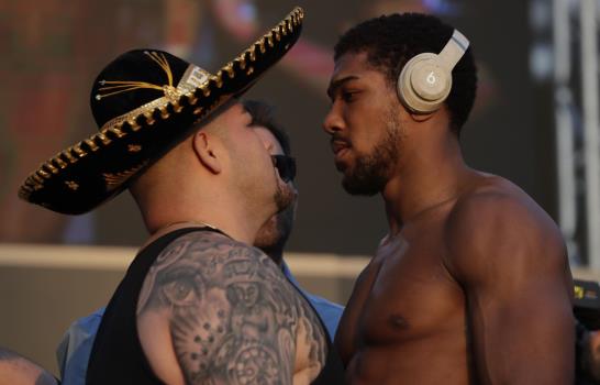 Ruiz pesará 50 libras más que Joshua en la revancha