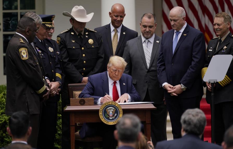 Trump firma decreto presidencial para cambios en la policía