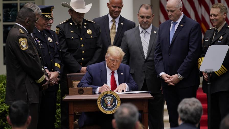 Trump firma decreto presidencial para cambios en la policía Trump firma decreto presidencial para cambios en la policía
