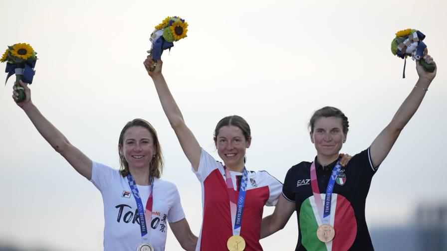 Medallistas olímpicos podrán posar sin mascarilla en podio