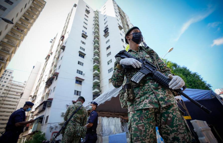 Malasia declara confinamiento casi total por pandemia