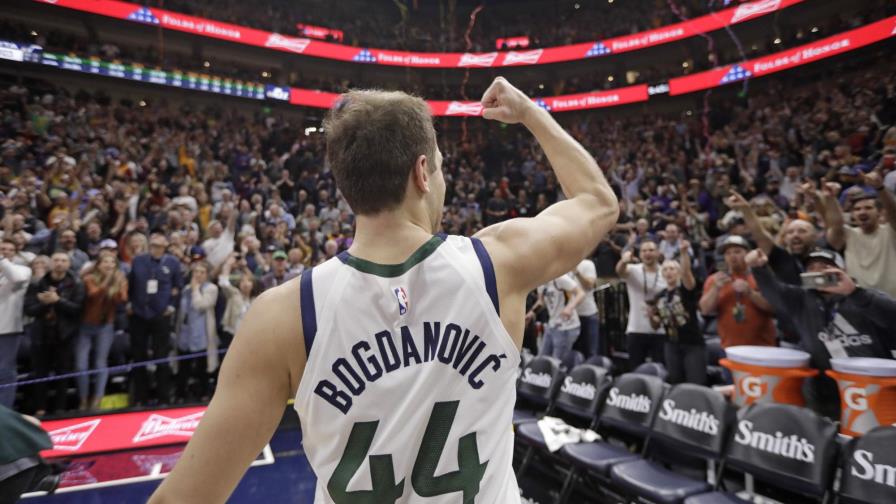 Bogdanovic encesta triple sobre la bocina, Jazz gana a Bucks Bogdanovic encesta triple sobre la bocina, Jazz gana a Bucks