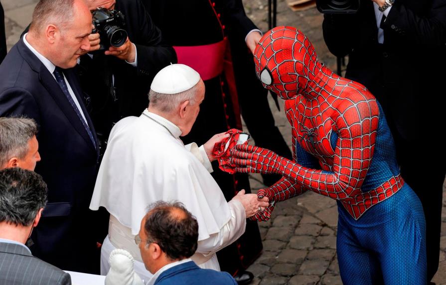 El papa saluda al Hombre Araña en el Vaticano