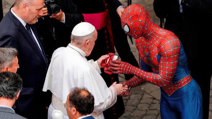 El papa saluda al Hombre Araña en el Vaticano
