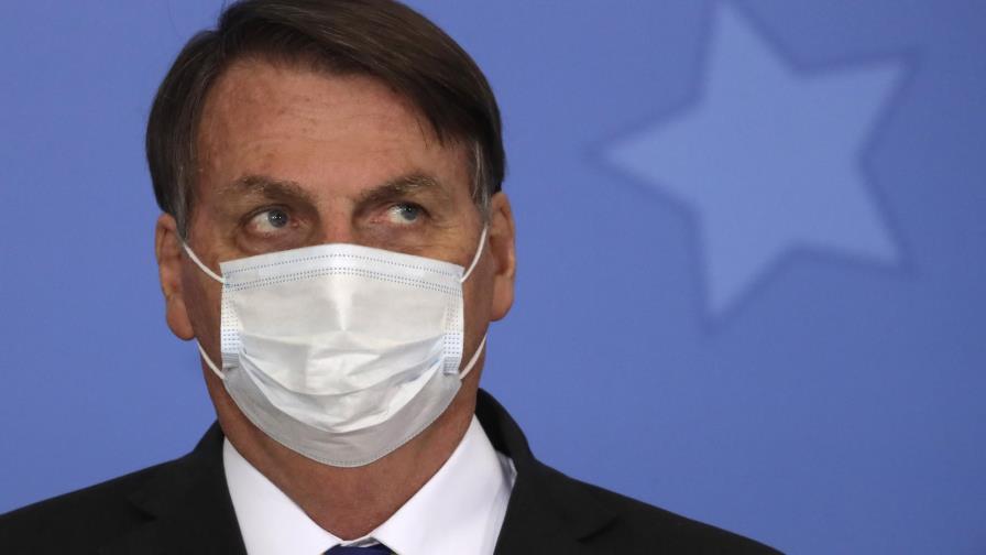 Bolsonaro en silencio en primer evento desde que libró el COVID-19