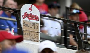 Indios retiran su letrero en pizarra de estadio de Cleveland