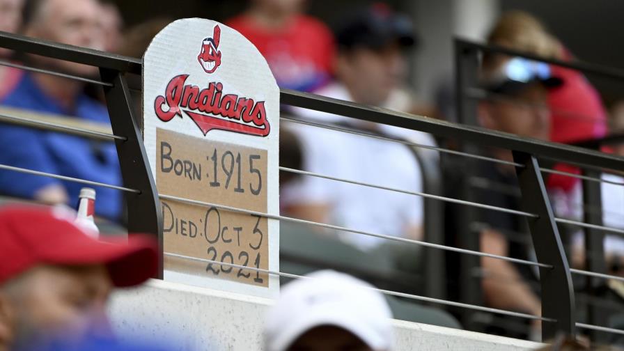 Indios retiran su letrero en pizarra de estadio de Cleveland