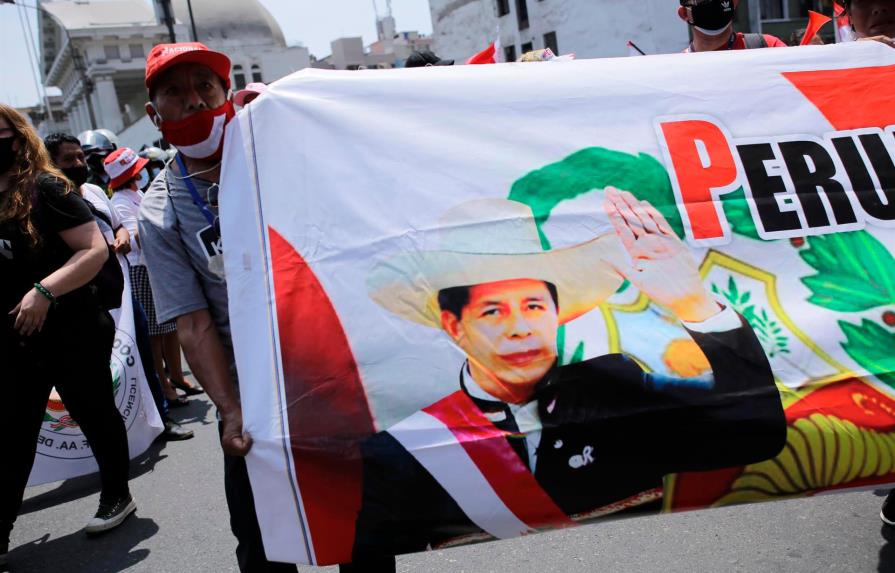 Presidente de Perú evita juicio político de destitución 