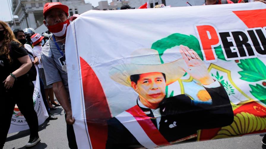 Presidente de Perú evita juicio político de destitución 