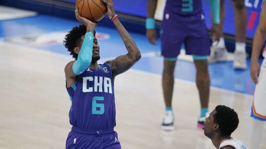 McDaniels anota 21 puntos y Hornets doblegan a Thunder
