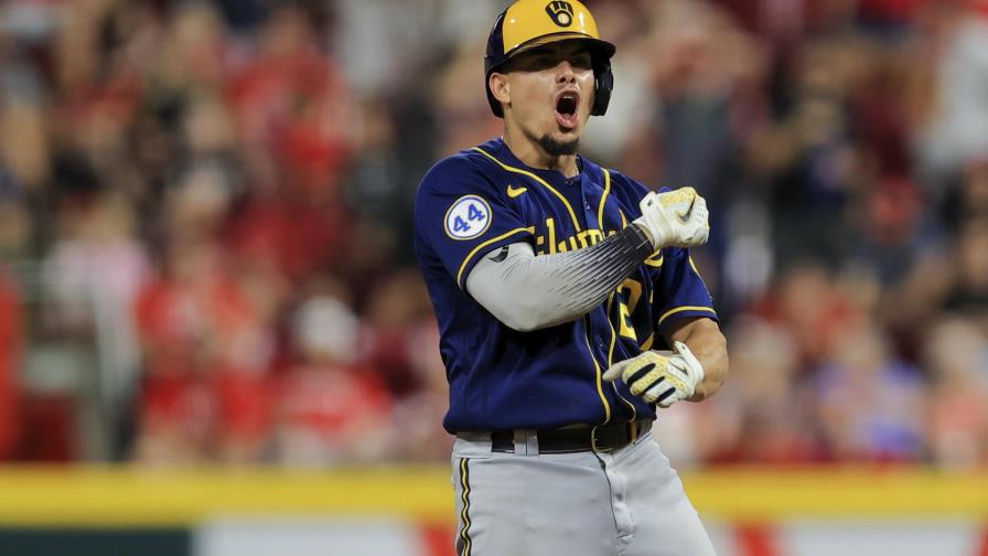 Yelich conecta un doble en 11mo, Cerveceros ganan a Rojos