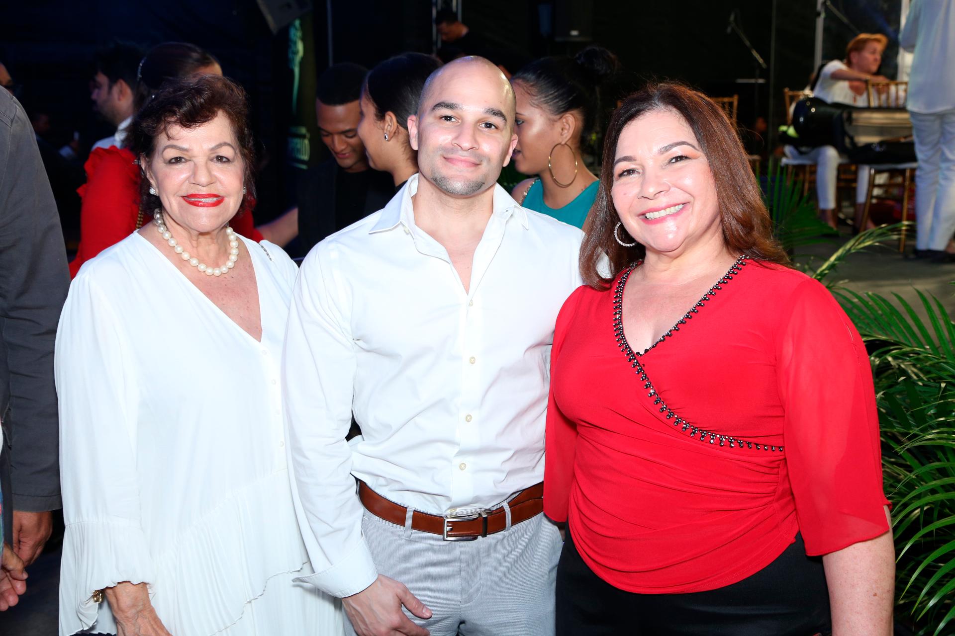 Josefina Miniño, Alexander Molina y Carmen de Molina.
