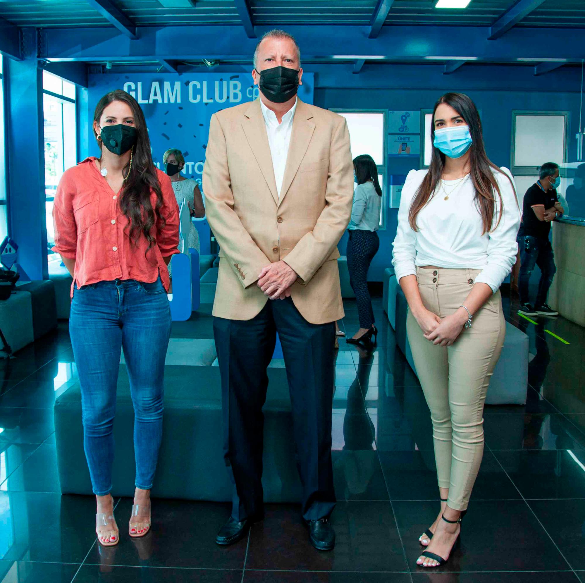 Karelin MacDougall, Luis Valdez y Yesica Peña.