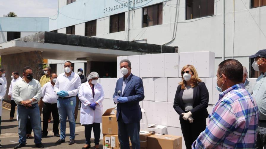 Leonel Fernández cambia estilo; sale a entregar lámparas, ventiladores y mascarillas