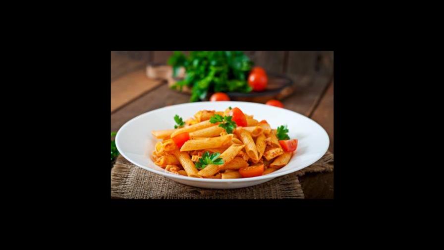 La bacteria que puede crecer en un plato de pastas o arroz y mató a un estudiante