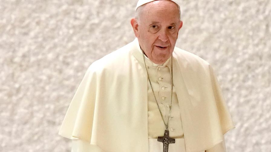 Papa exhorta a obispos a escuchar a las víctimas de abusos