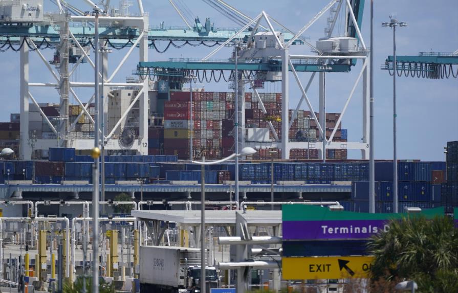 Disminuye déficit comercial de EEUU al subir exportaciones