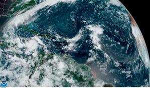 Delta se convierte en huracán en el Caribe rumbo al Canal de Yucatán