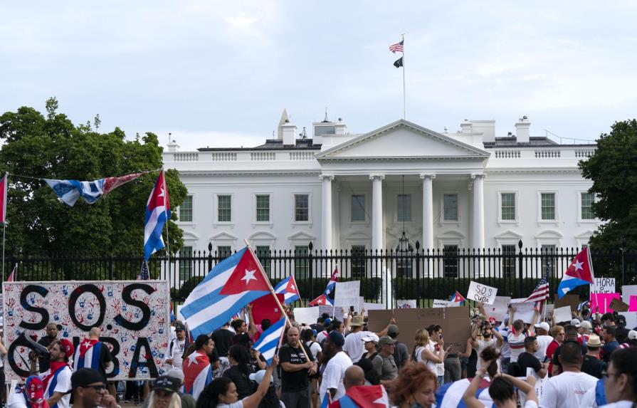 Biden desea aumentar personal de embajada en Cuba