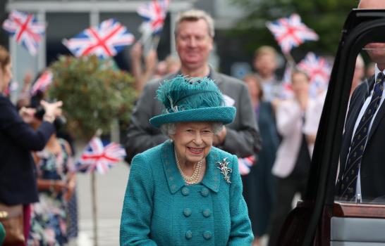 Reina Isabel II visita el set de “Coronation Street”