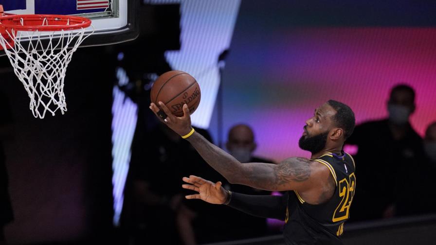 James y Davis encaminan a Lakers a empatar la serie