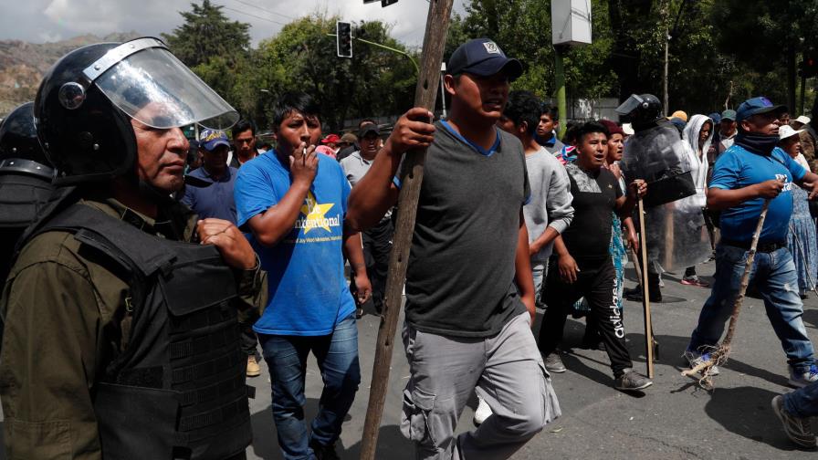 Retienen en el aeropuerto a líder opositor en Bolivia