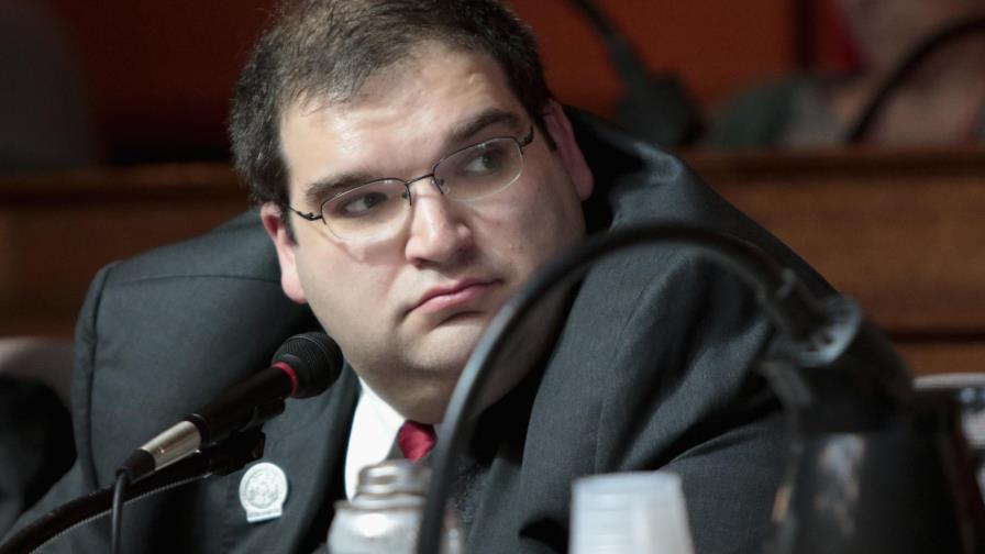EEUU: Conectan a respirador a senador crítico de mascarillas