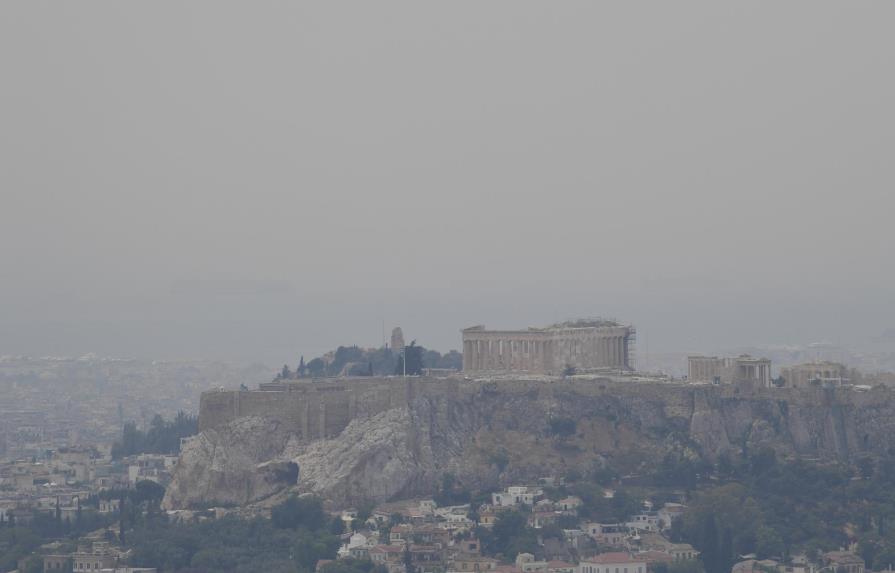 Incendio cerca de Atenas fuerza evacuaciones