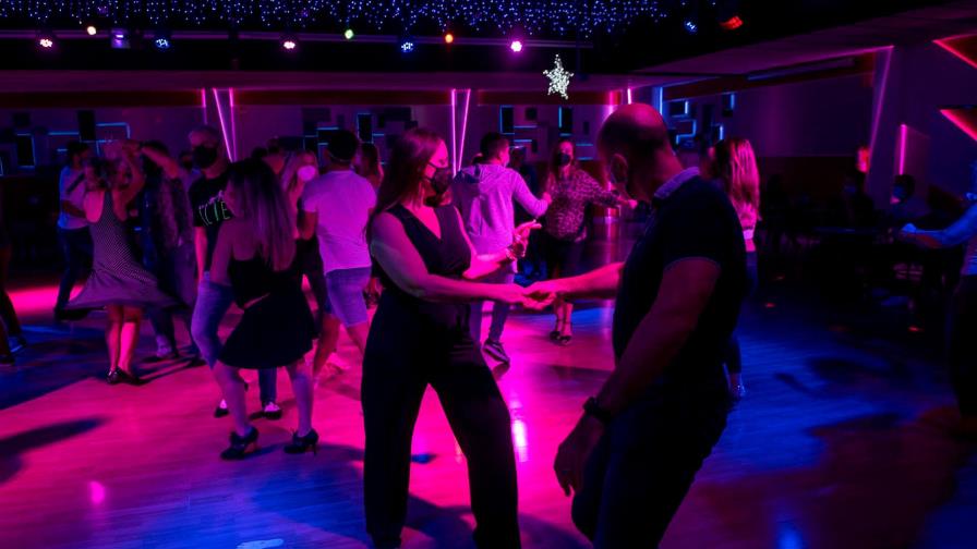 España vuelve a abrir las pistas de baile