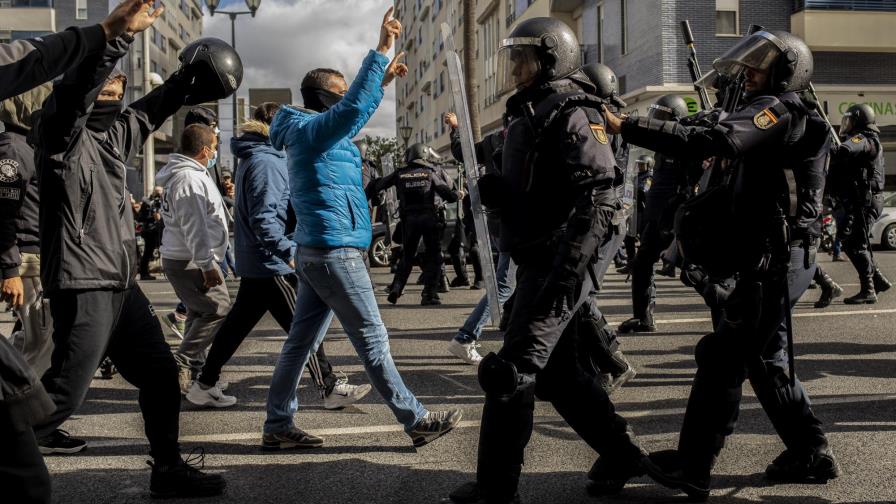 España: Trabajadores se enfrentan a la policía tras protesta