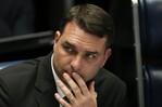 Flávio Bolsonaro lanza su candidatura junto a Milei con el reto de unificar a la derecha