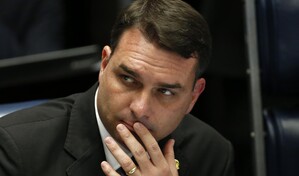 Flávio Bolsonaro cuestiona las urnas electrónicas de Brasil en un evento con diplomáticos