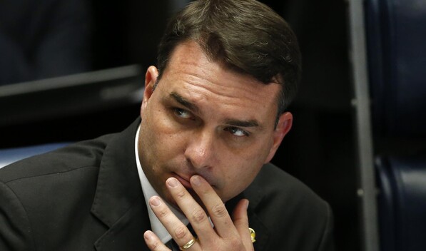 Fl&aacute;vio Bolsonaro cuestiona las urnas electr&oacute;nicas de Brasil en un evento con diplom&aacute;ticos