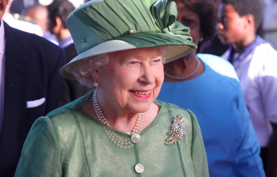 La reina Isabel II asiste a un doble bautizo un mes después de su convalecencia
