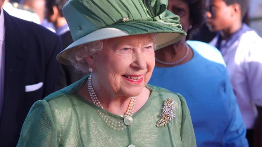 La reina Isabel II asiste a un doble bautizo un mes después de su convalecencia