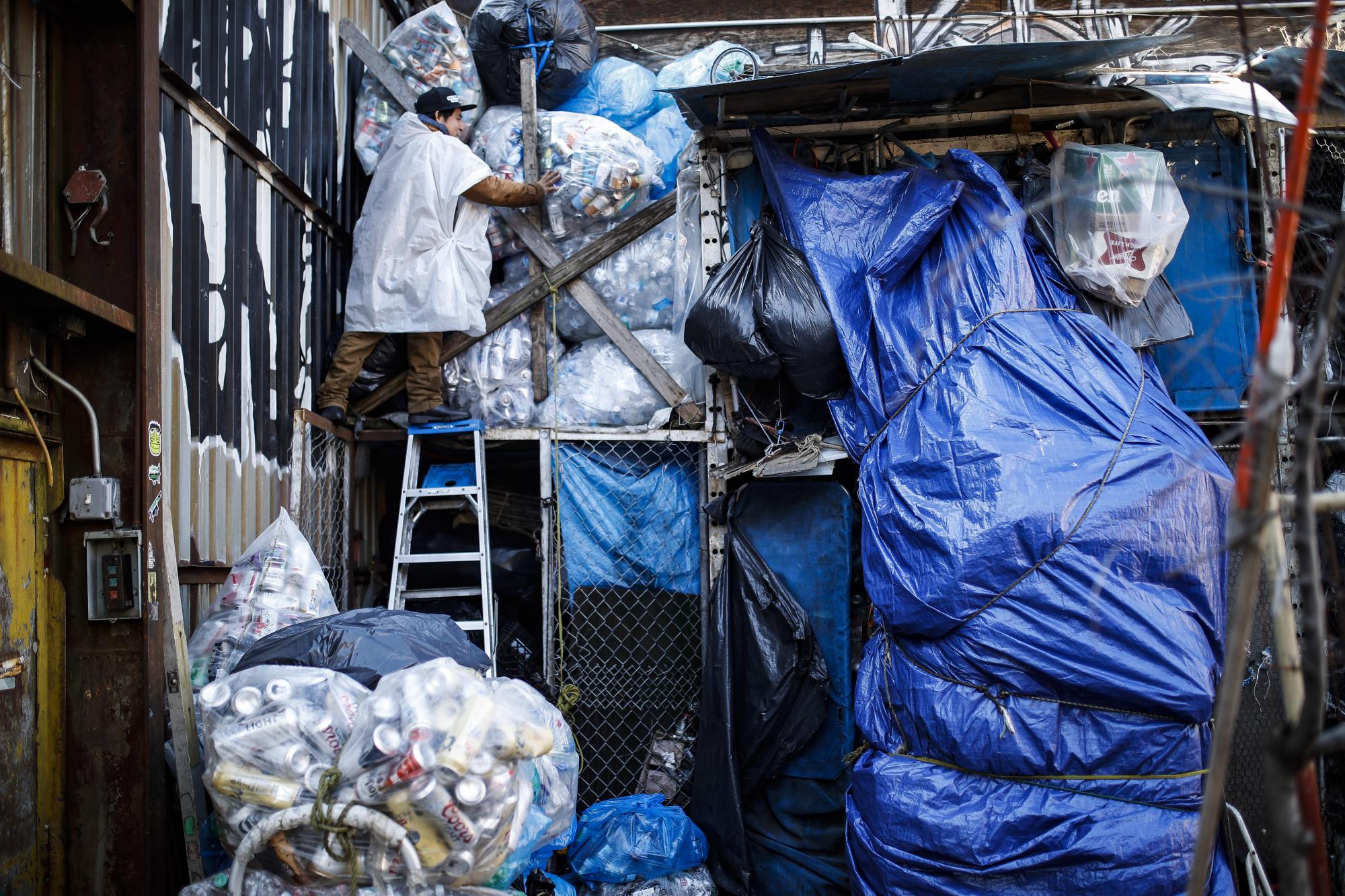 Pedro Galicia está junto a un área de almacenamiento de reciclables en Sure We Can, un centro de recepción sin ánimo de lucro el jueves 27 de febrero de 2020 en Nueva York.